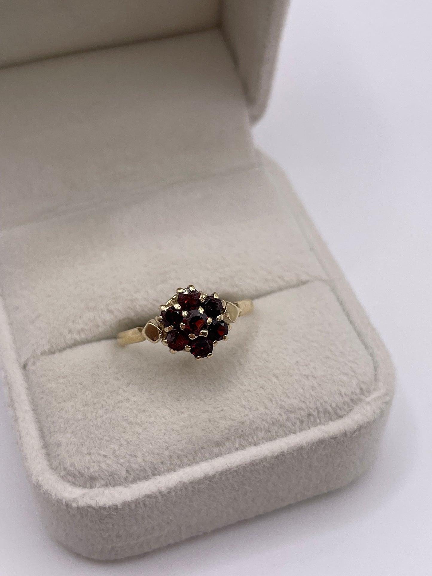9ct gold garnet cluster ring