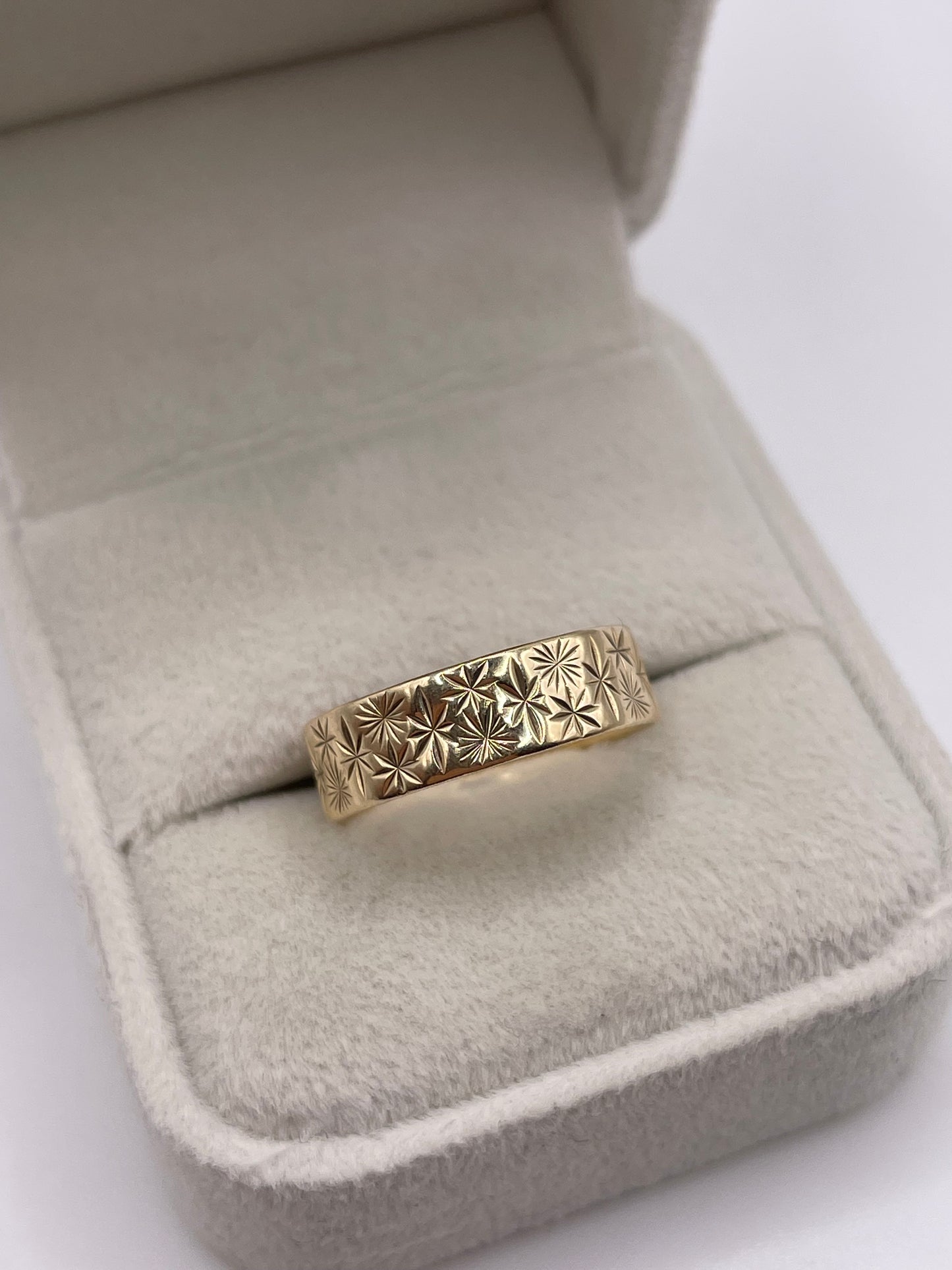9ct gold patterned band