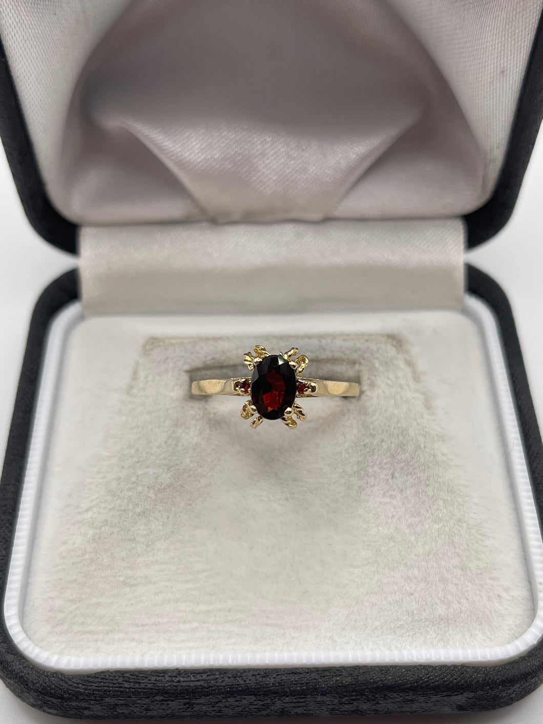 9ct gold garnet ring