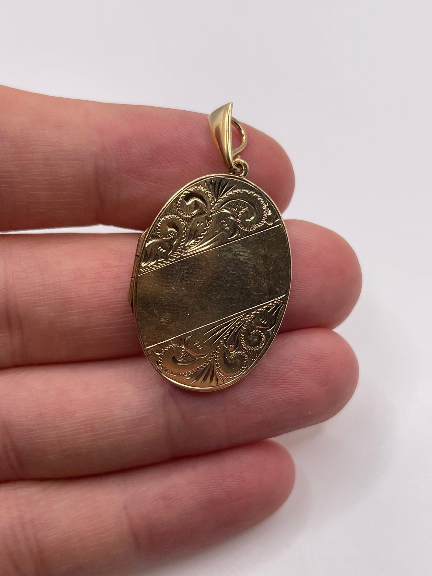 9ct gold locket pendant
