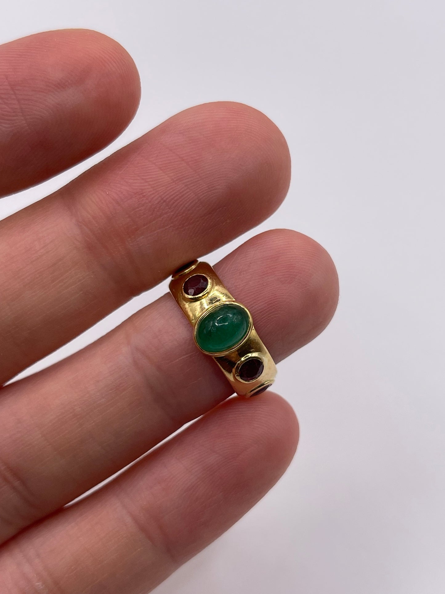 18ct gold cabochon emerald, ruby and sapphire ring