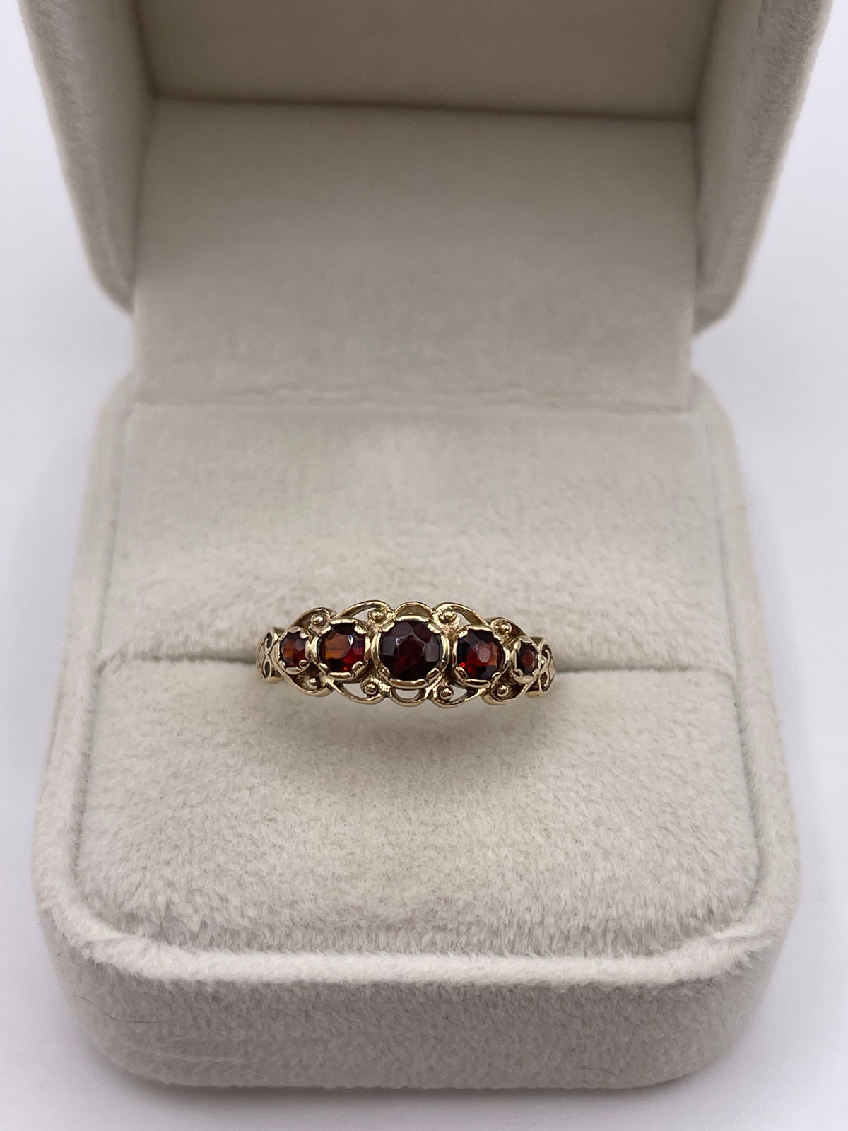 9ct gold garnet ring
