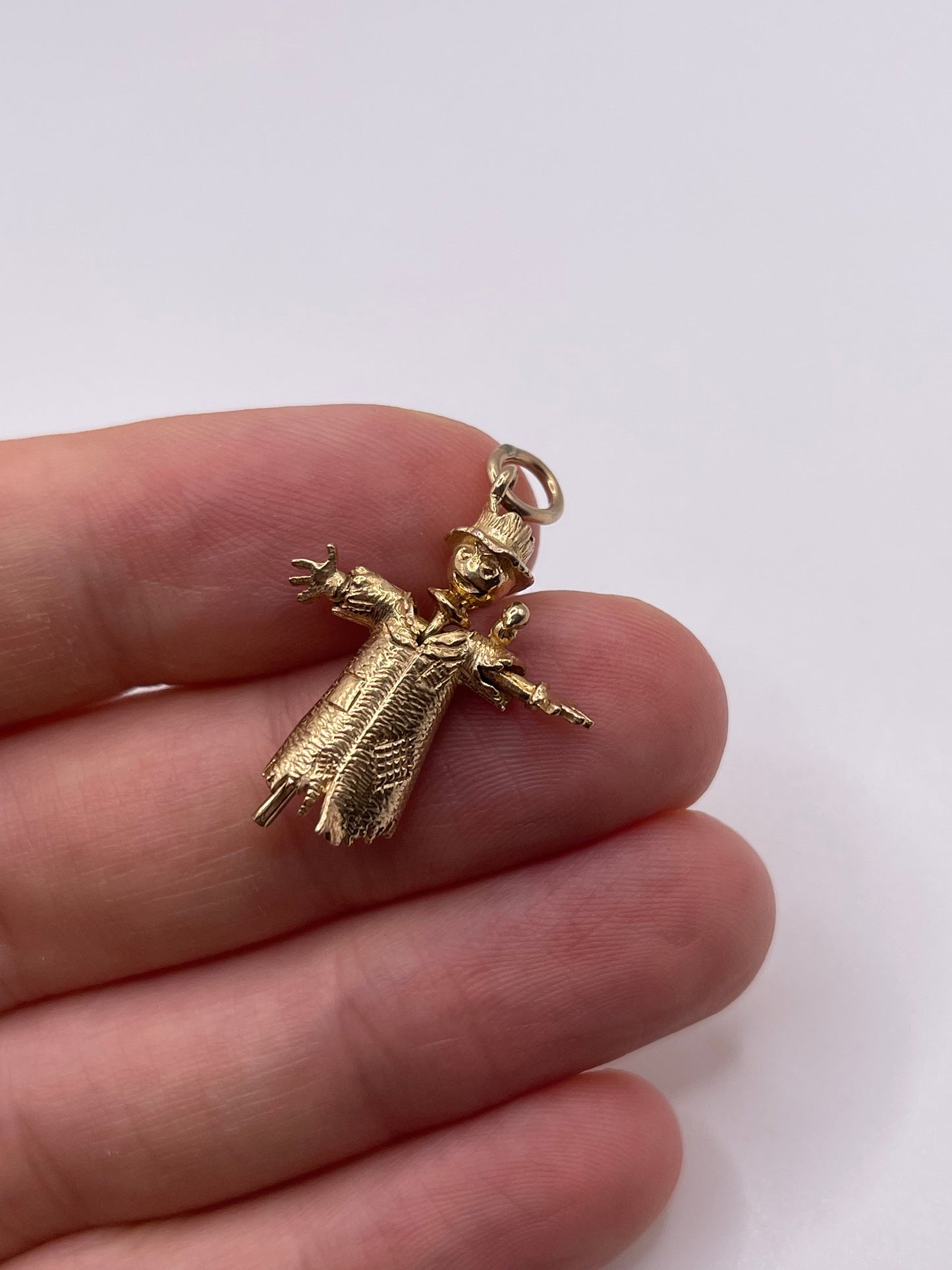 9ct gold scarecrow charm
