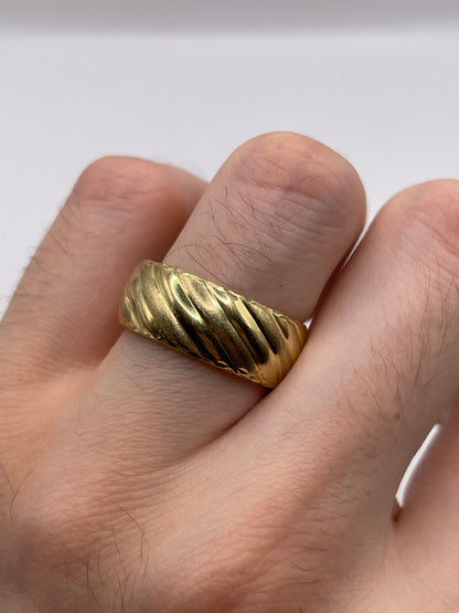 9ct gold patterned band