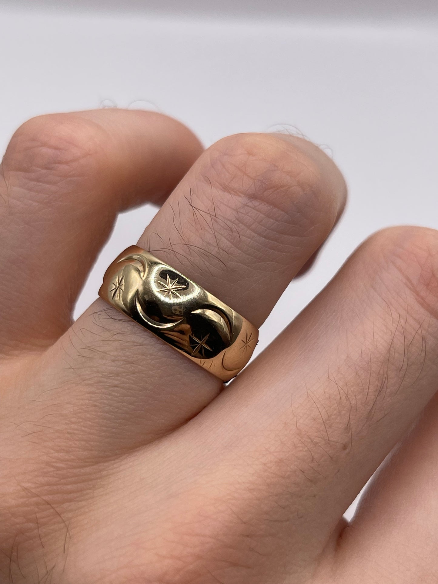 9ct gold patterned band