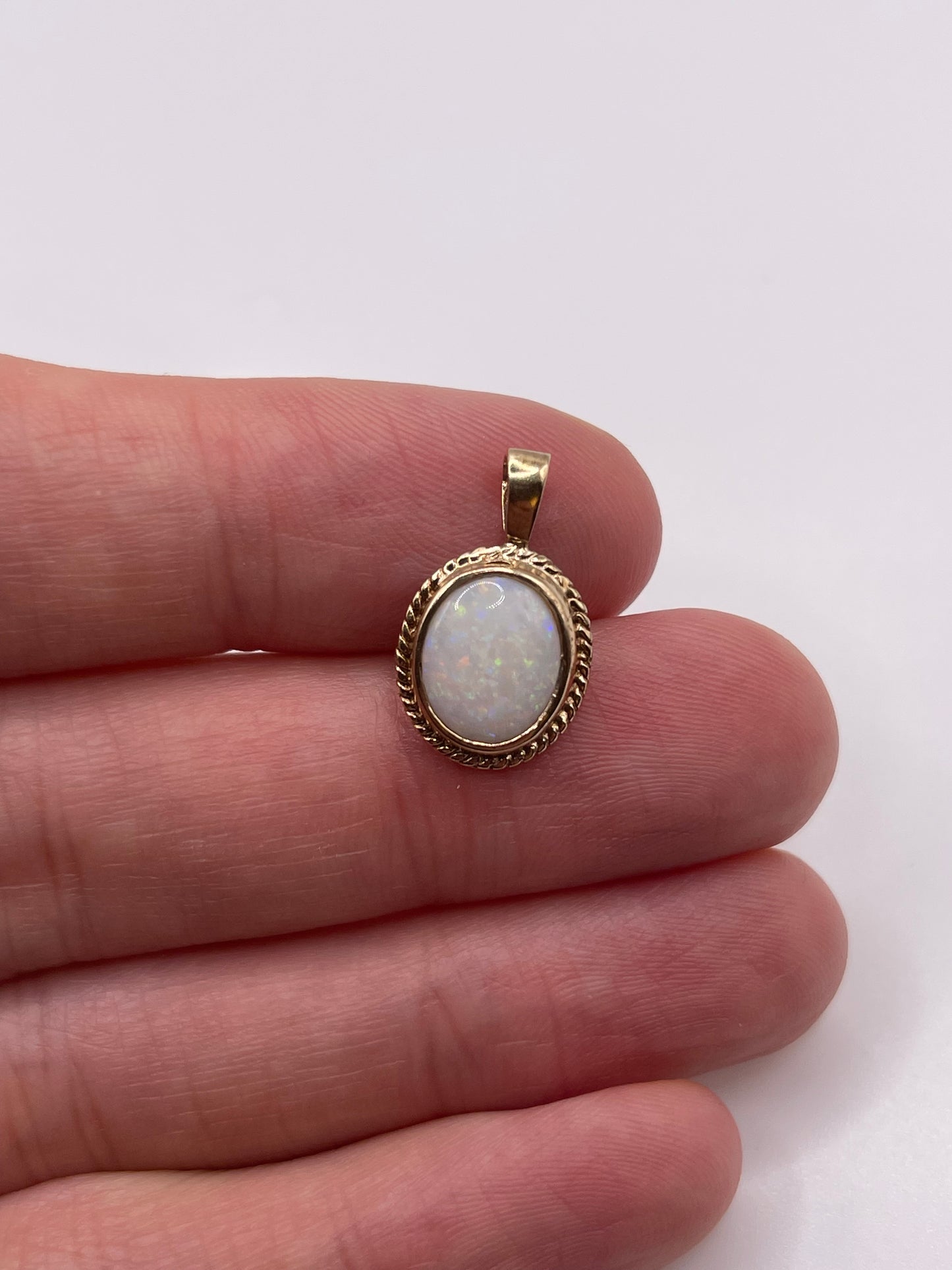 9ct gold opal pendant