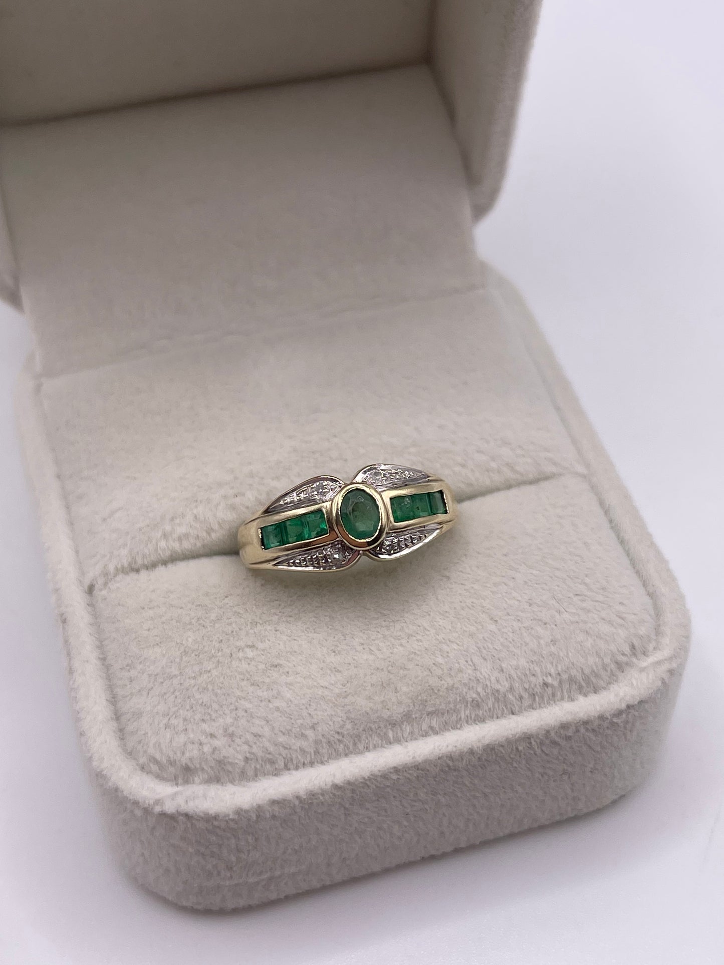 9ct gold emerald and diamond ring