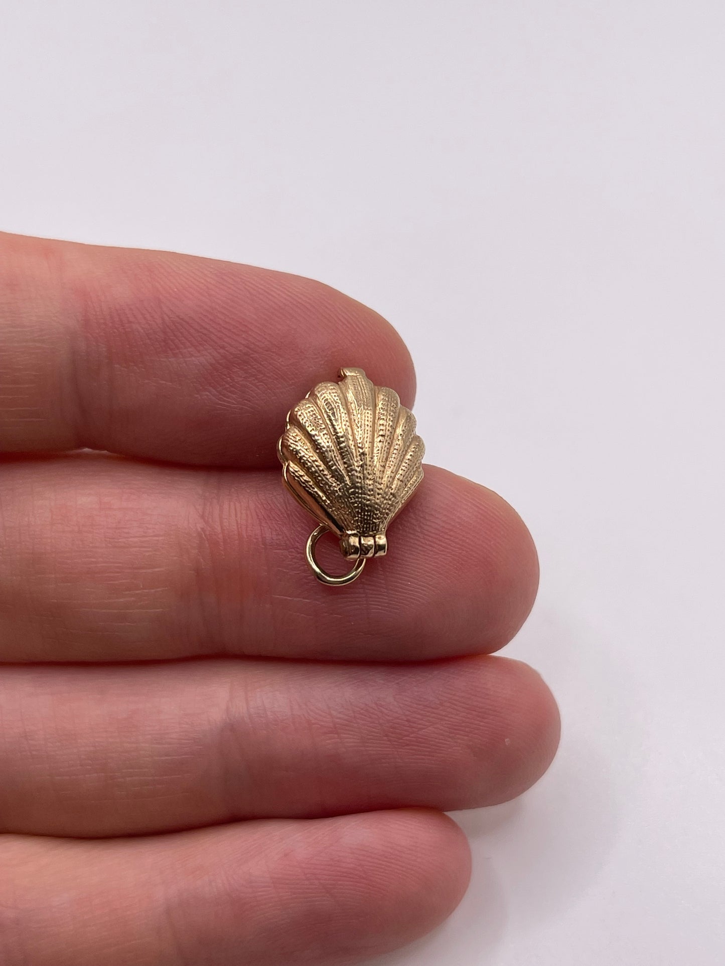 9ct gold pearl clam charm