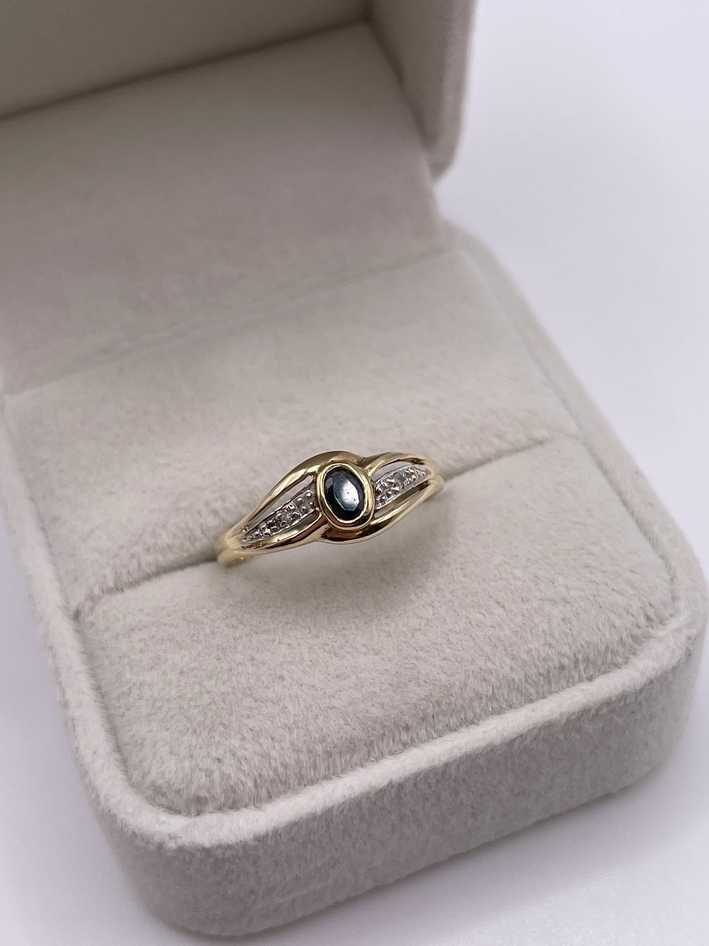 9ct gold sapphire and diamond ring