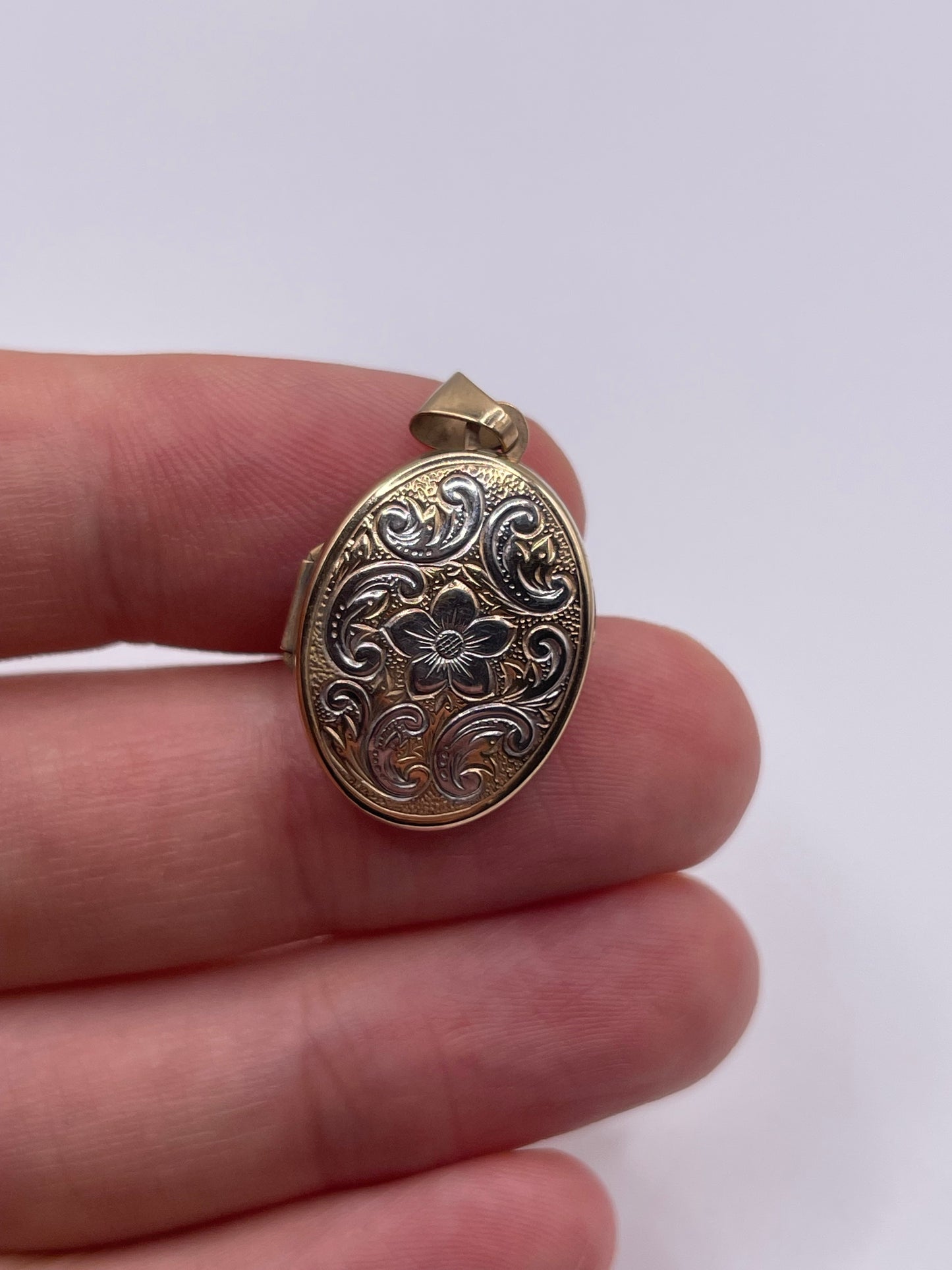 9ct gold locket pendant