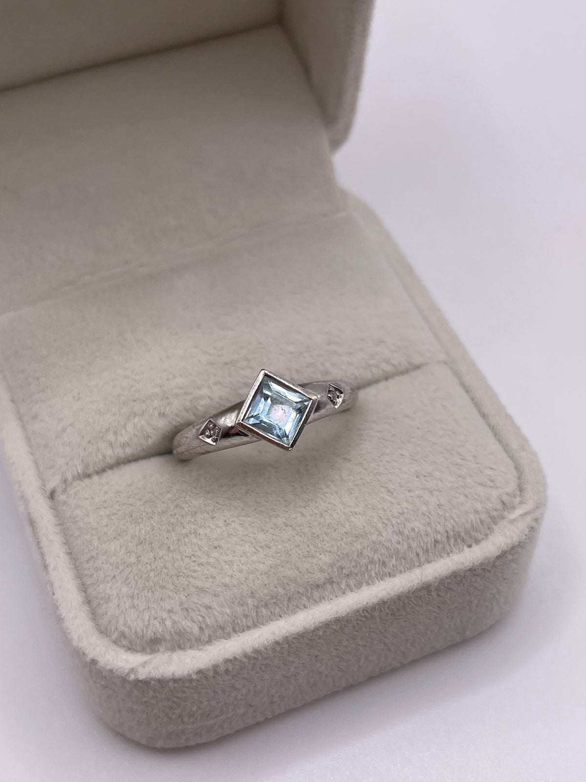 9ct white gold aquamarine and diamond ring