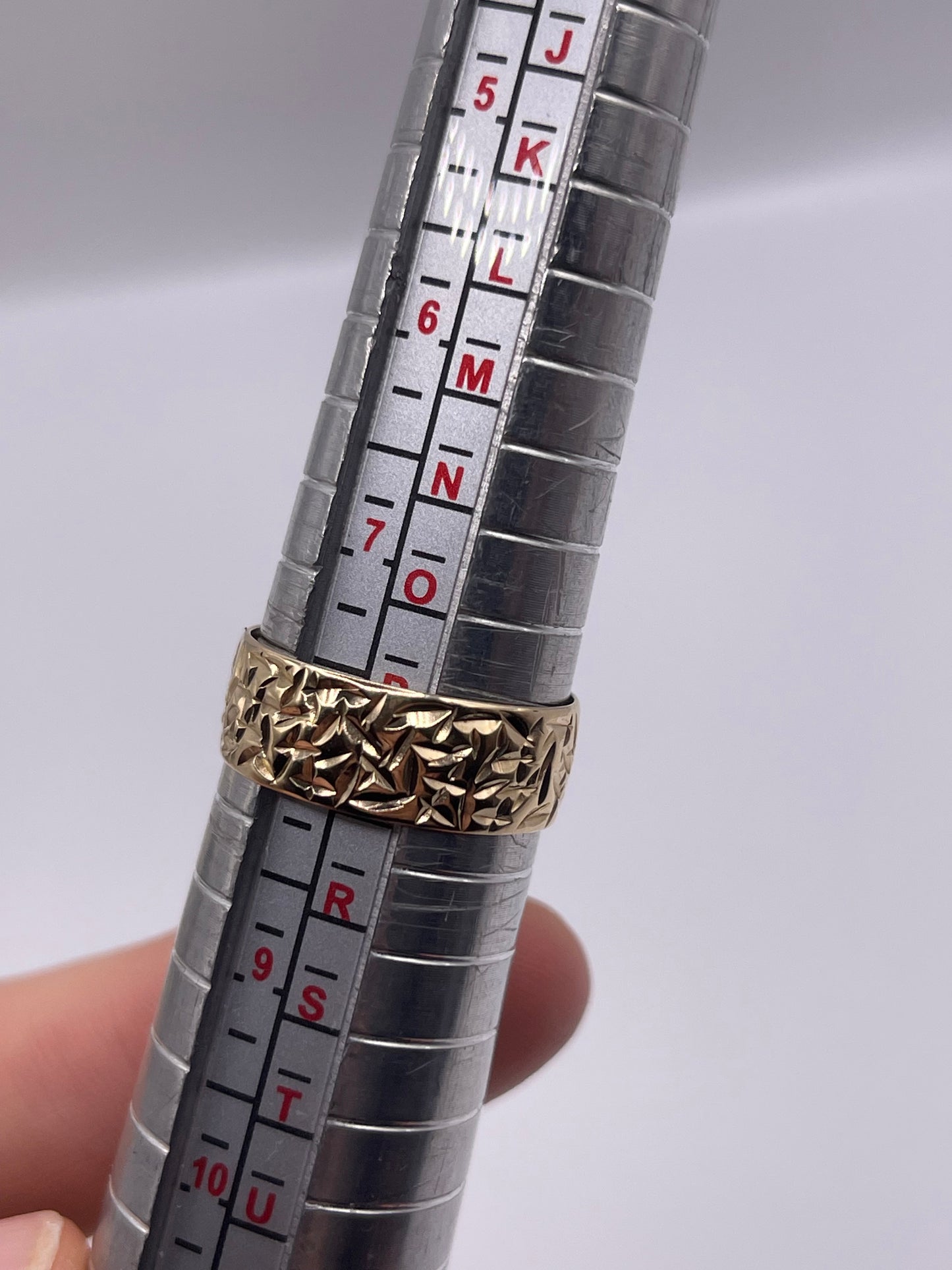 9ct gold patterned band
