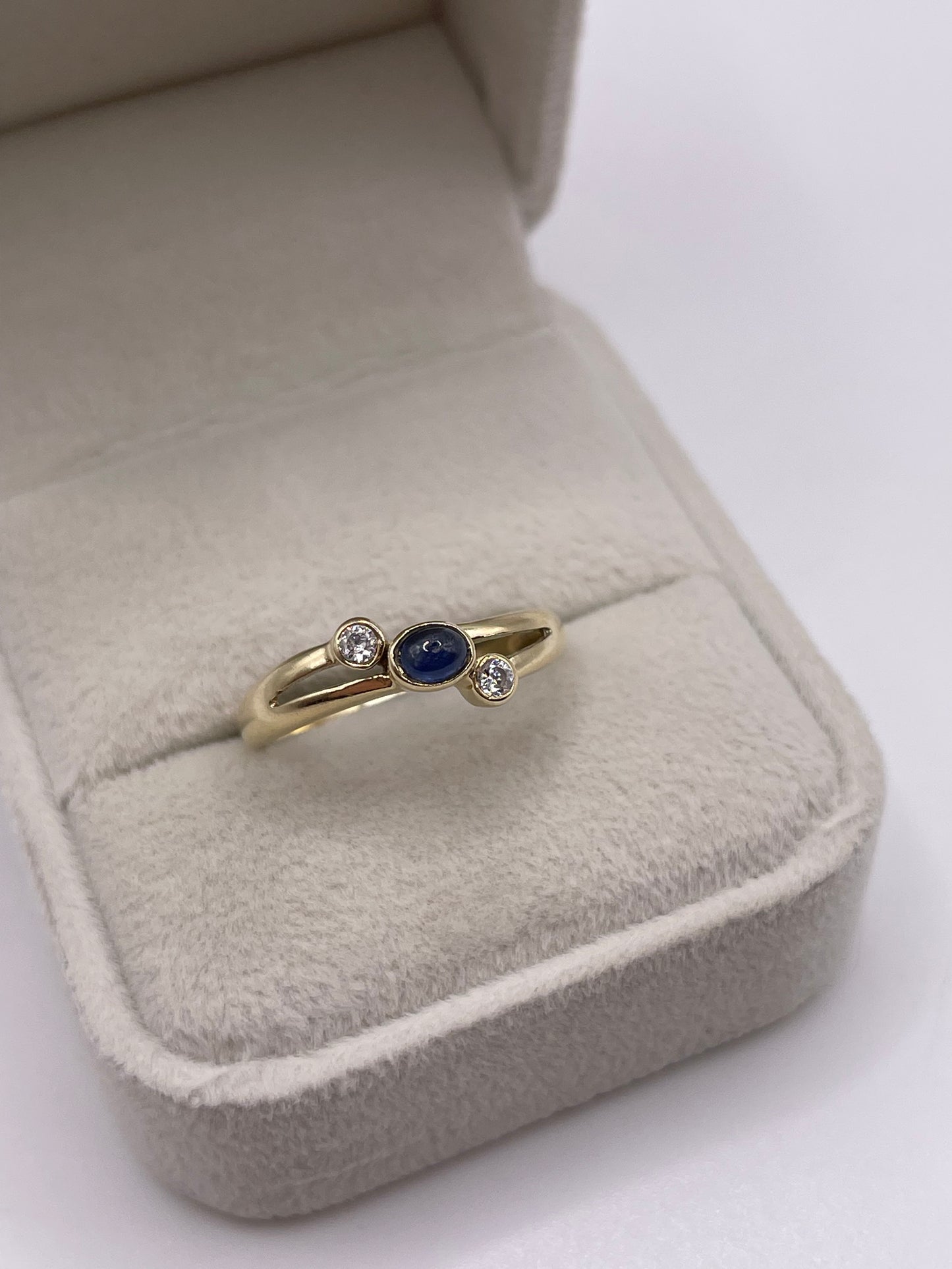 14ct gold cabochon sapphire and cz ring