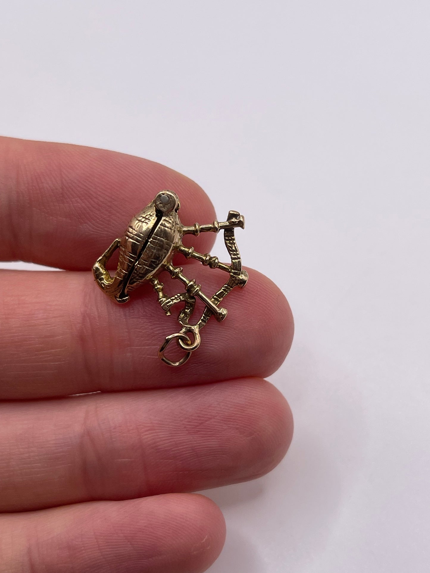 9ct gold bagpipes charm