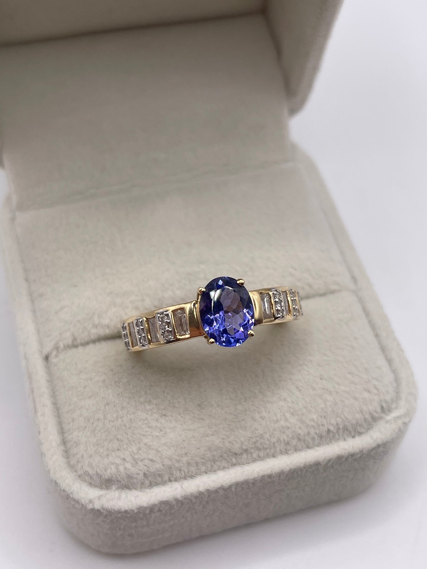 14ct gold tanzanite and diamond ring