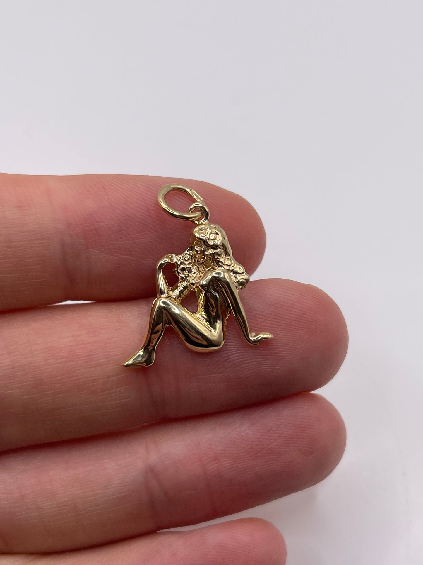 9ct gold Virgo pendant
