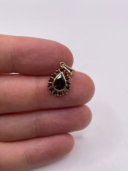 9ct gold garnet cluster pendant