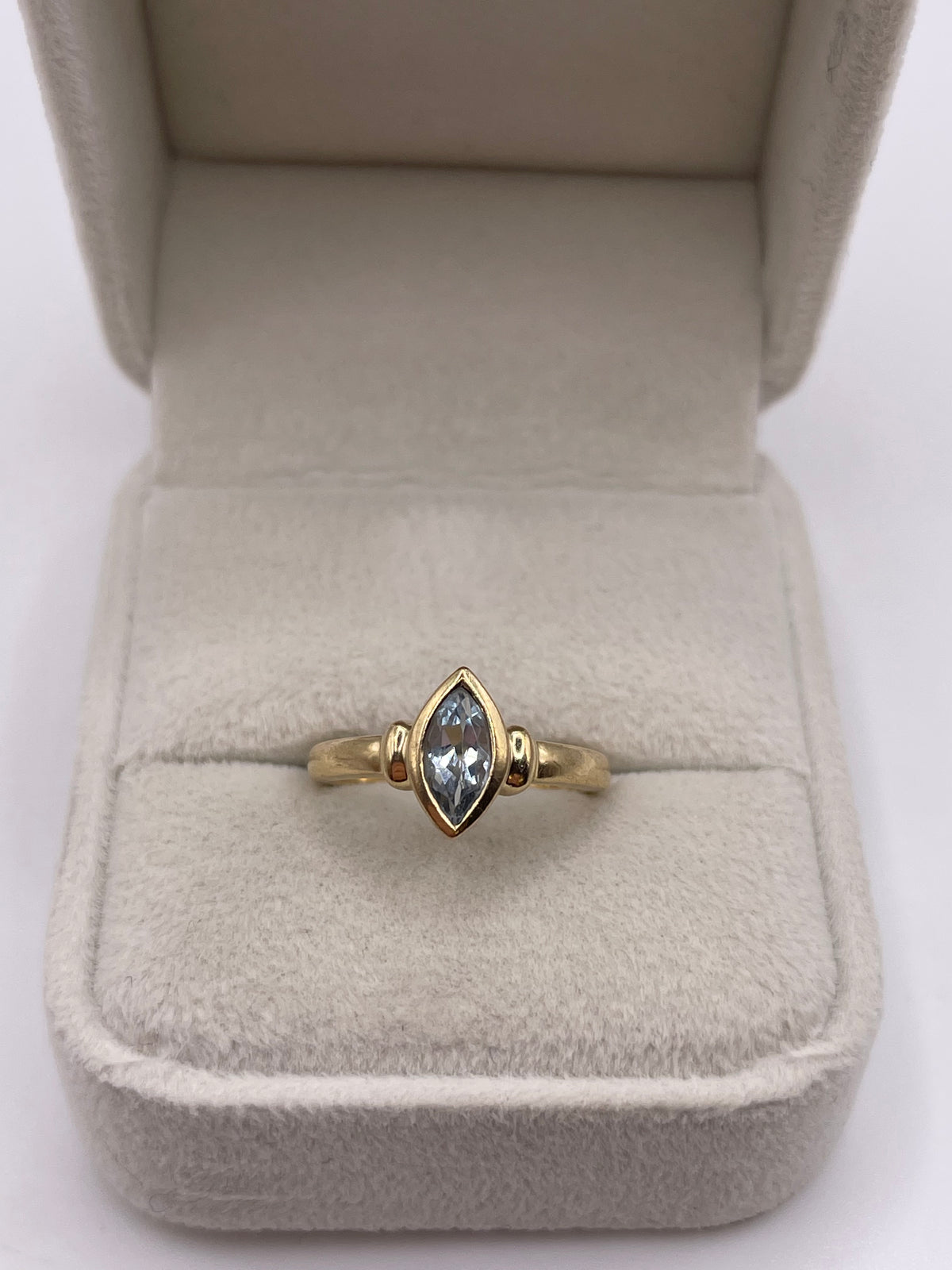 9ct gold aquamarine ring