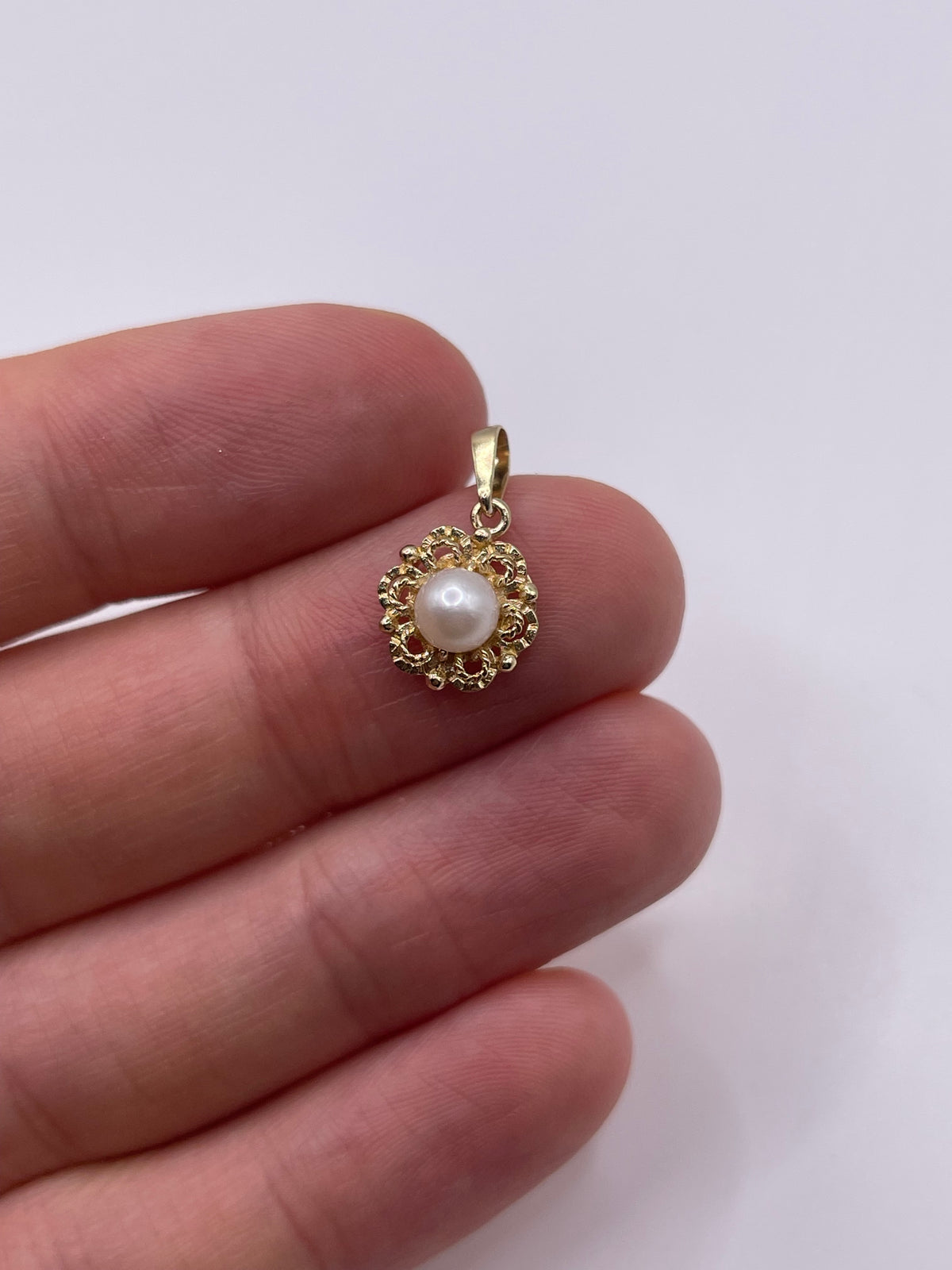 9ct gold pearl pendant
