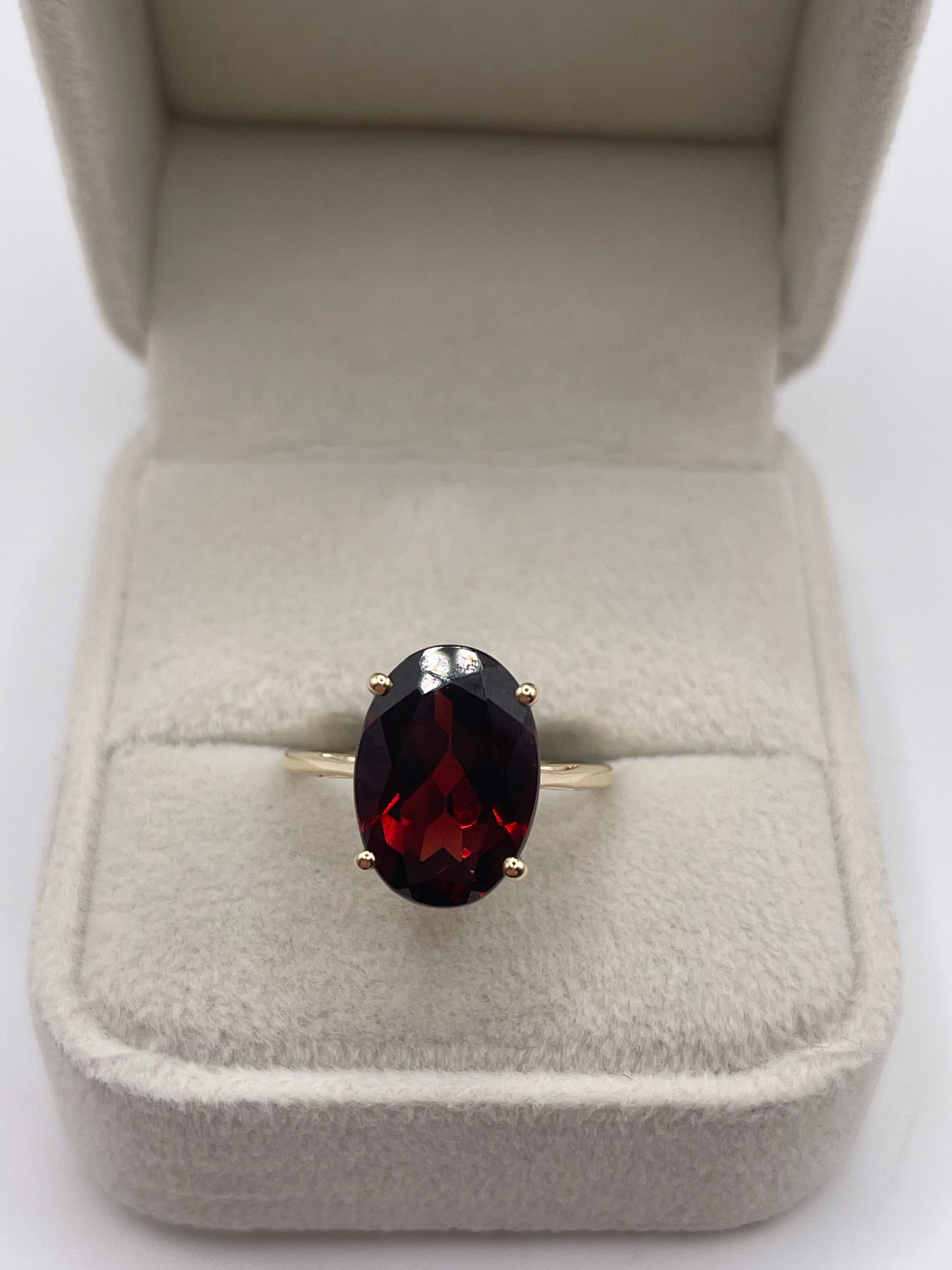 9ct gold garnet ring