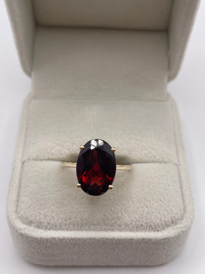 9ct gold garnet ring