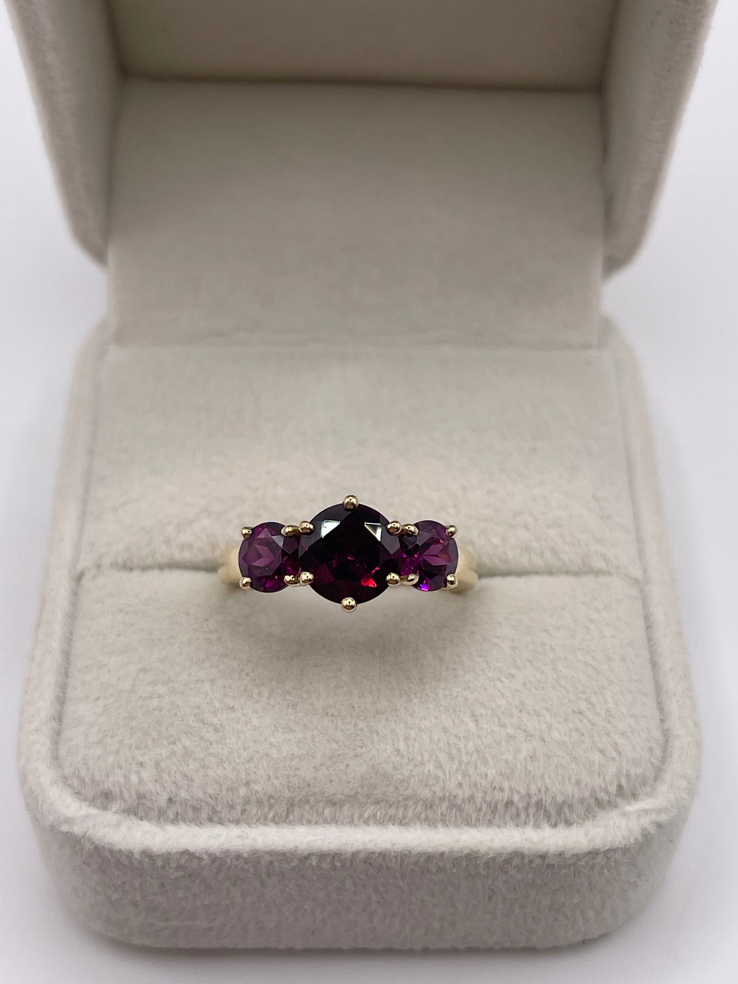 9ct gold garnet and diamond ring