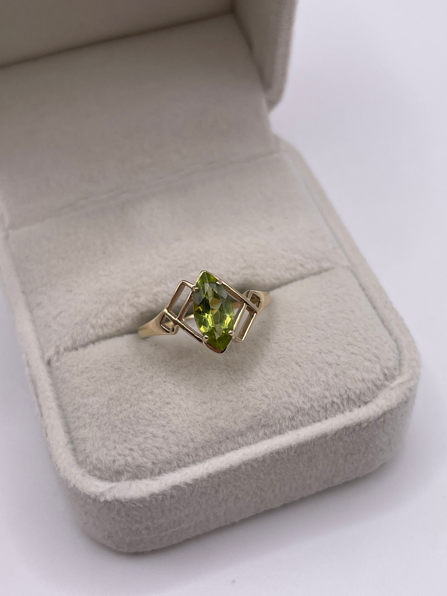 9ct gold peridot ring