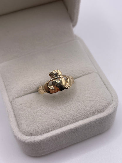 9ct gold claddagh ring
