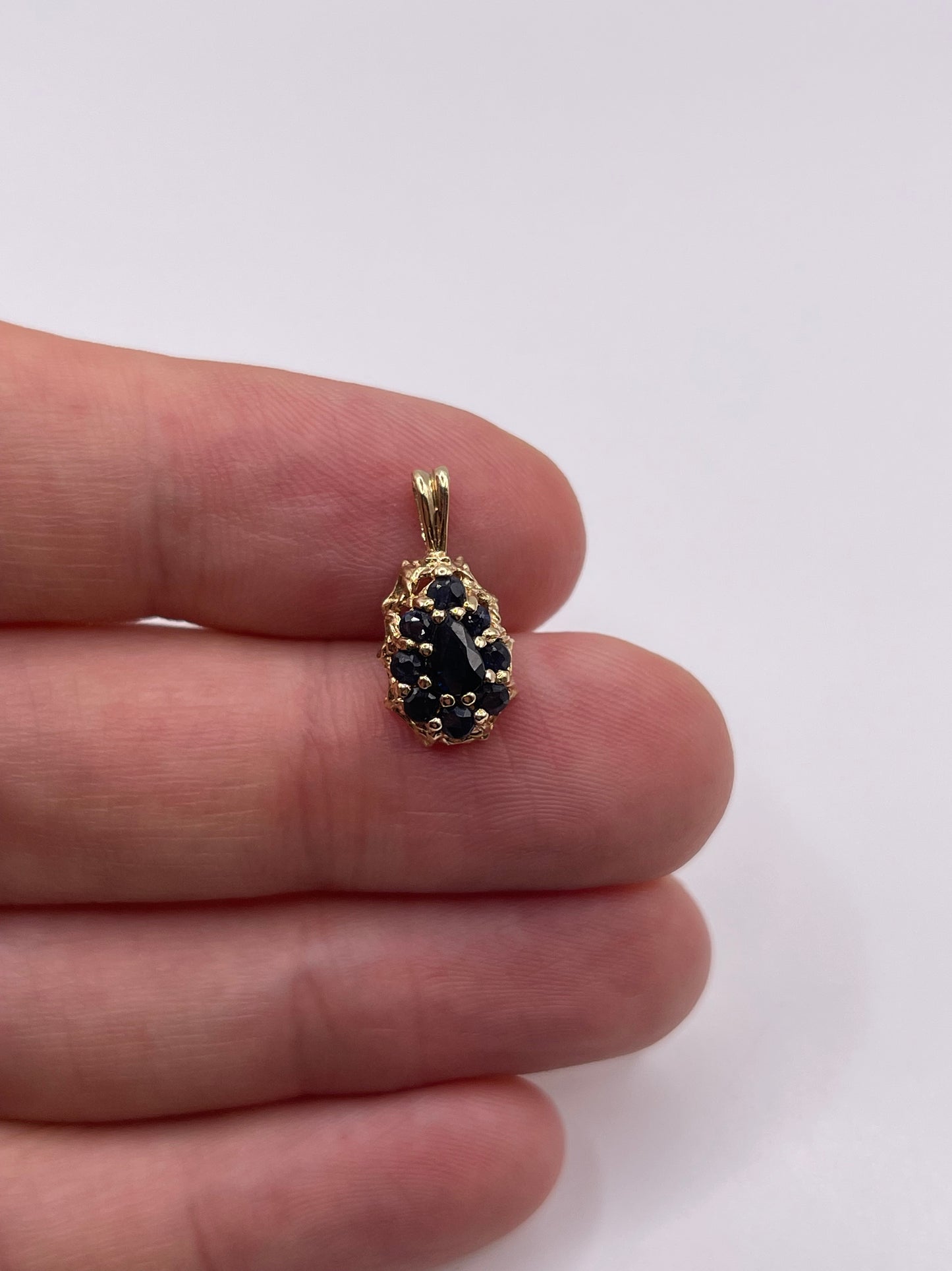 9ct gold sapphire pendant