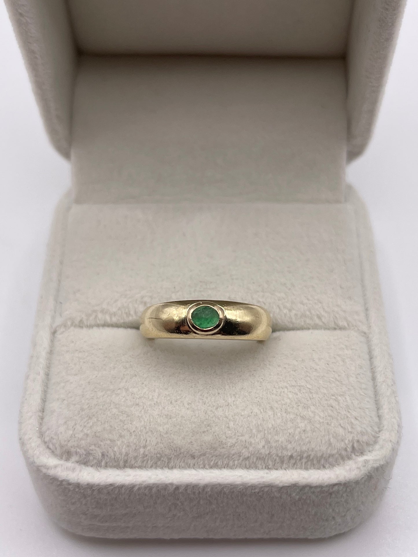 9ct gold cabochon emerald ring