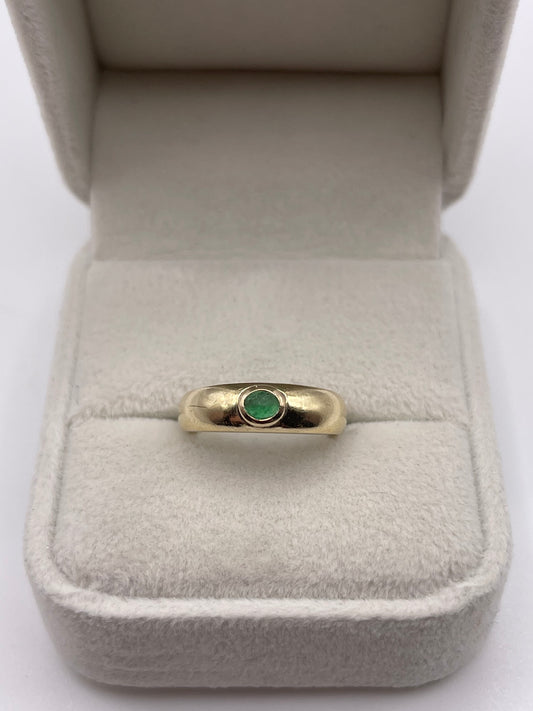 9ct gold cabochon emerald ring