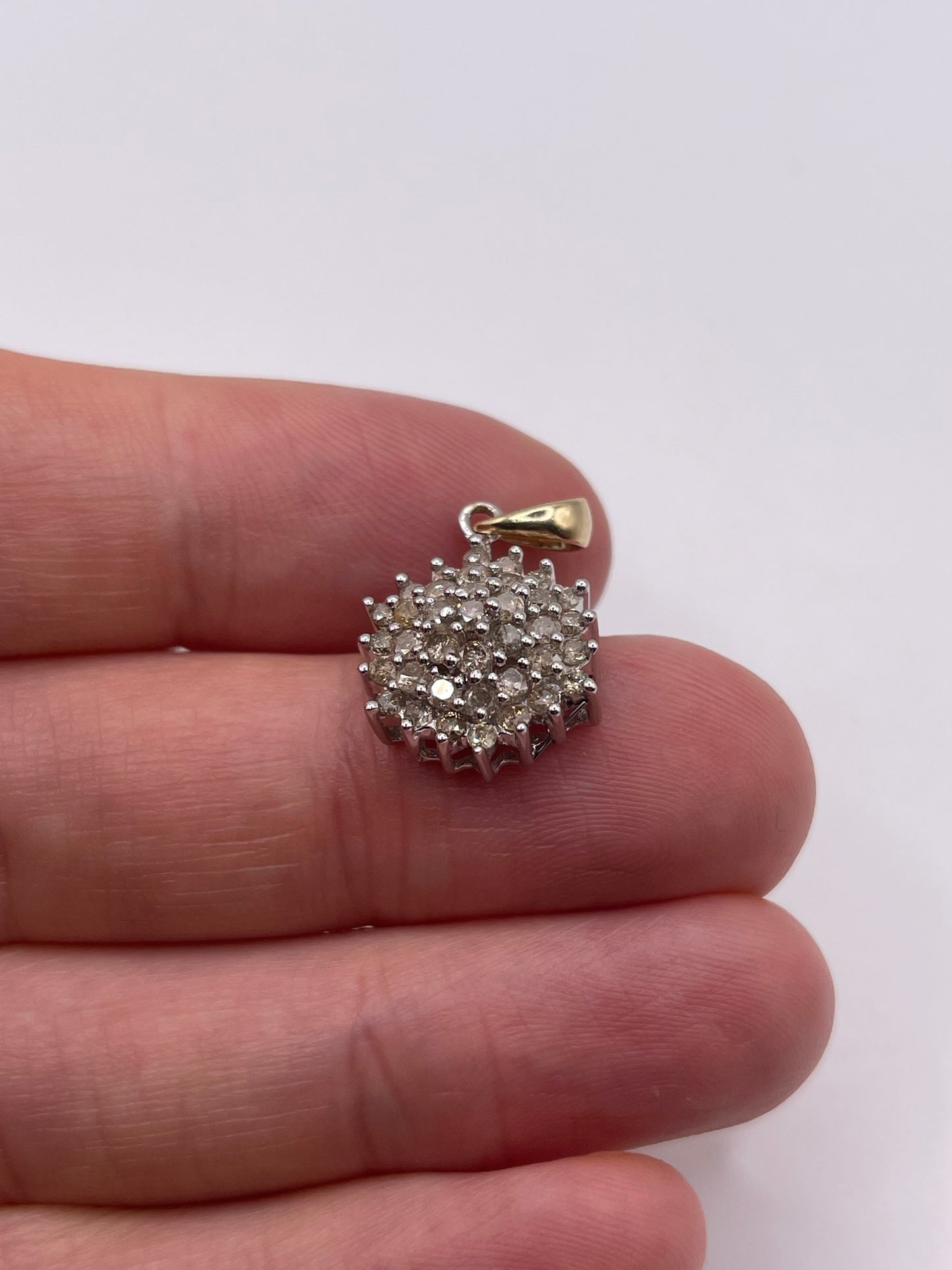 9ct gold 1ct diamond cluster pendant