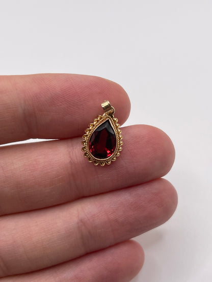 9ct gold garnet pendant