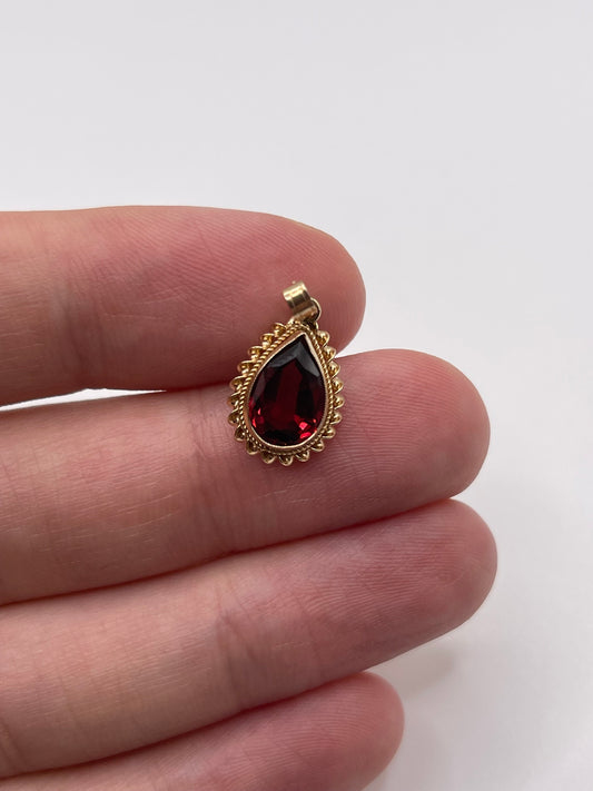 9ct gold garnet pendant