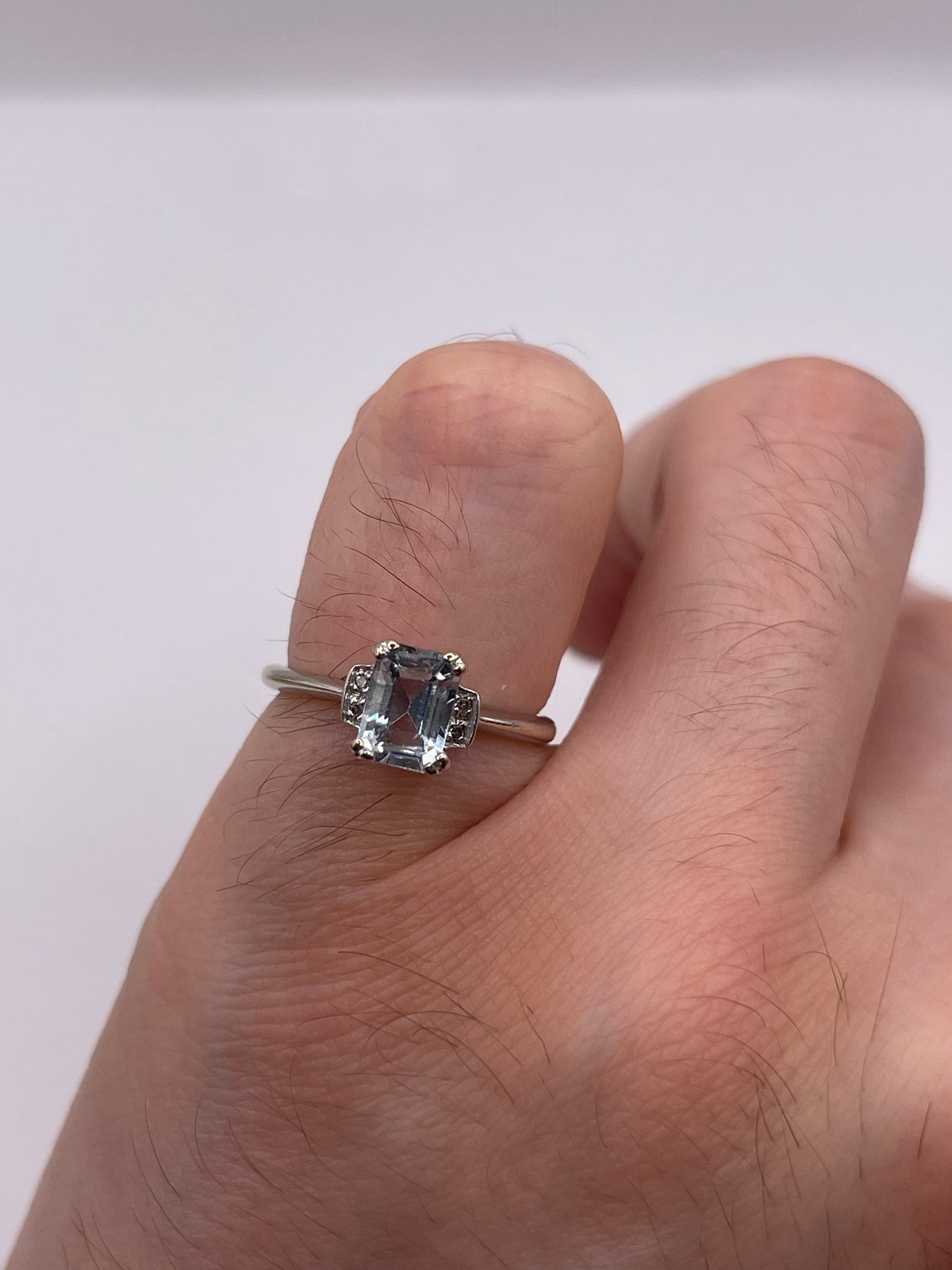 9ct white gold aquamarine and diamond ring