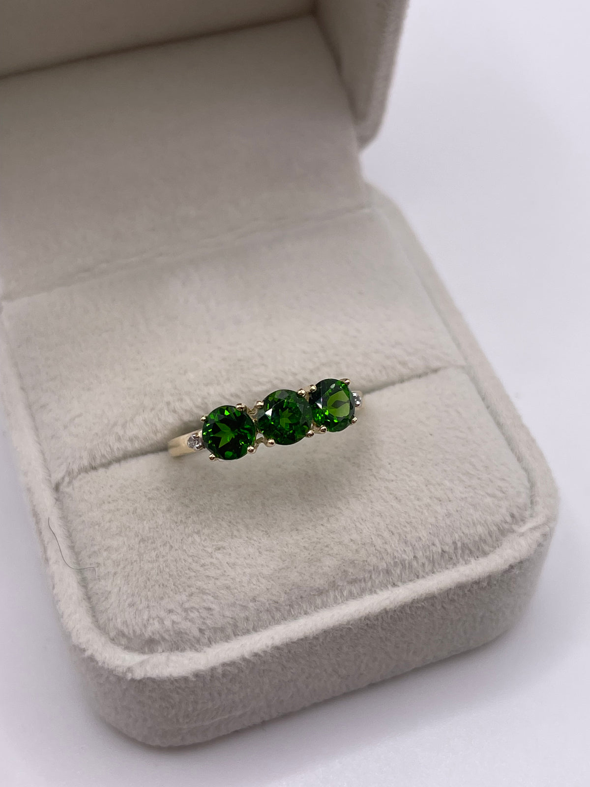 9ct gold diopside and diamond ring