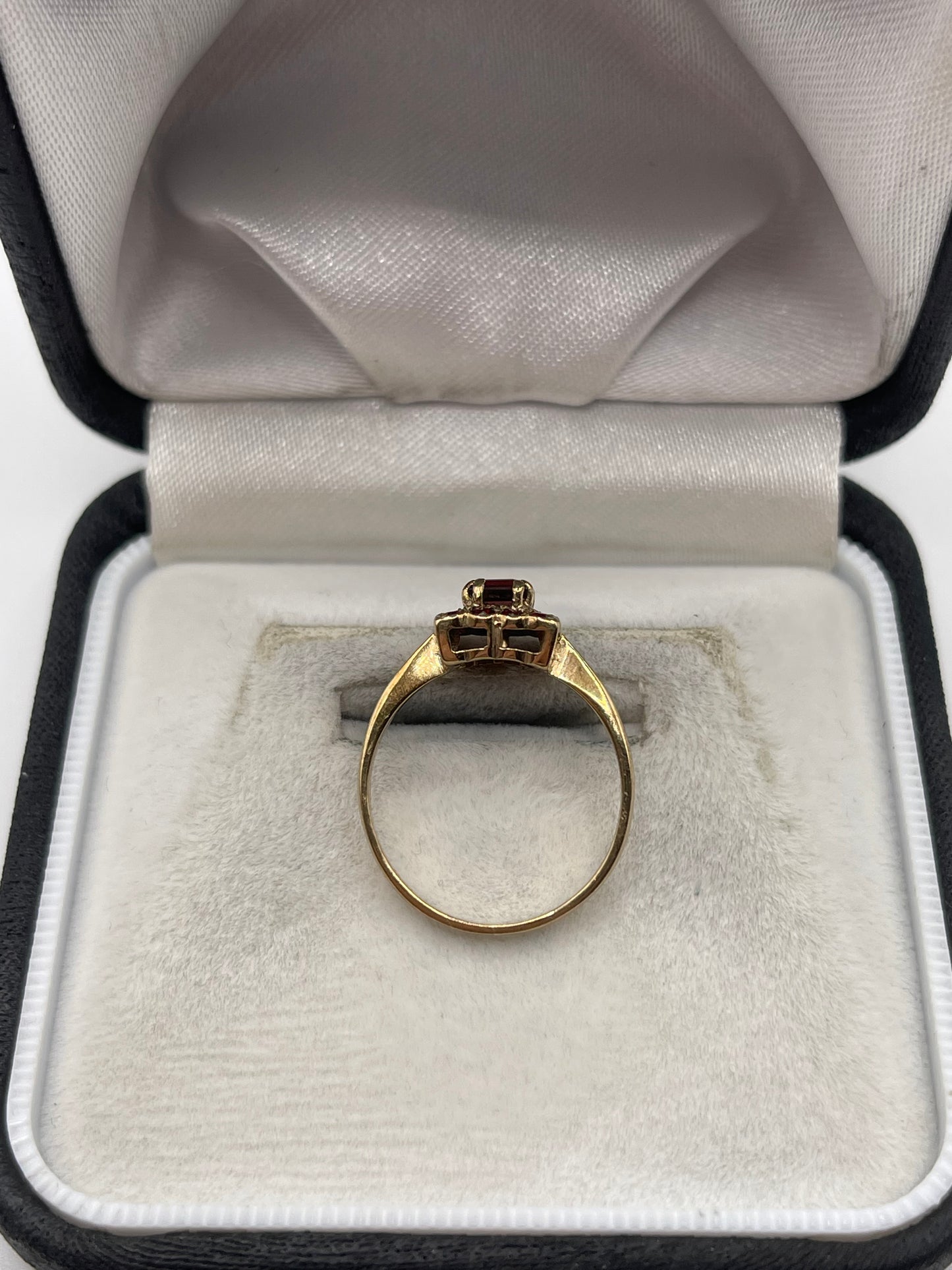 9ct gold garnet cluster ring
