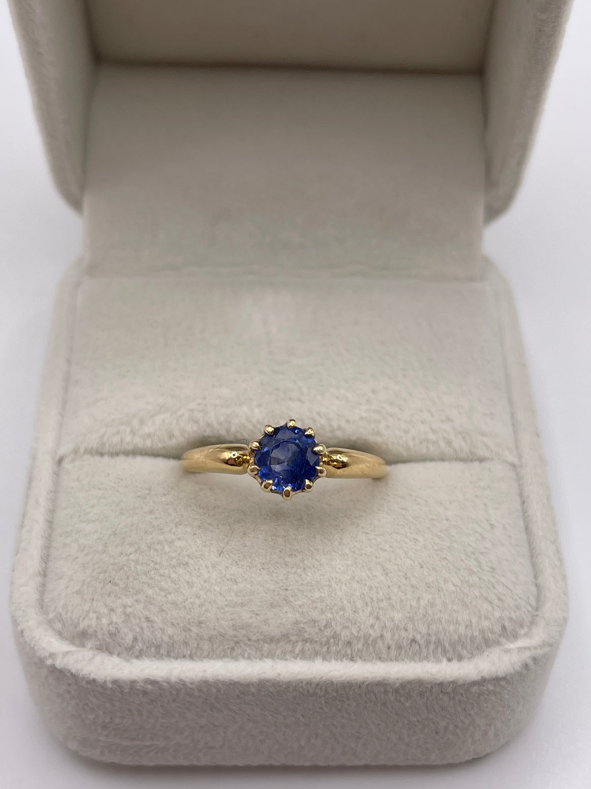 Antique 18ct gold sapphire ring