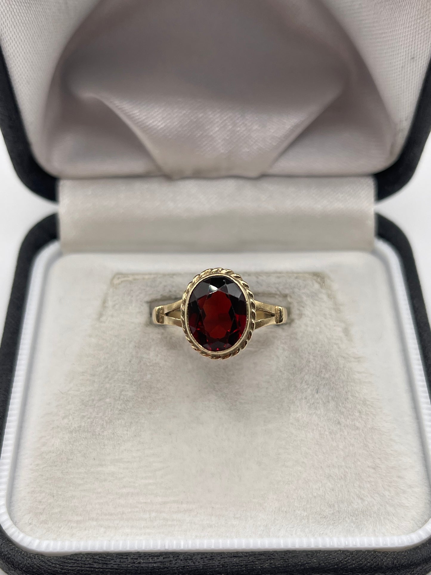 9ct gold garnet ring
