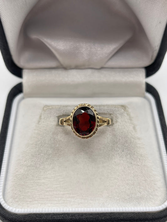 9ct gold garnet ring