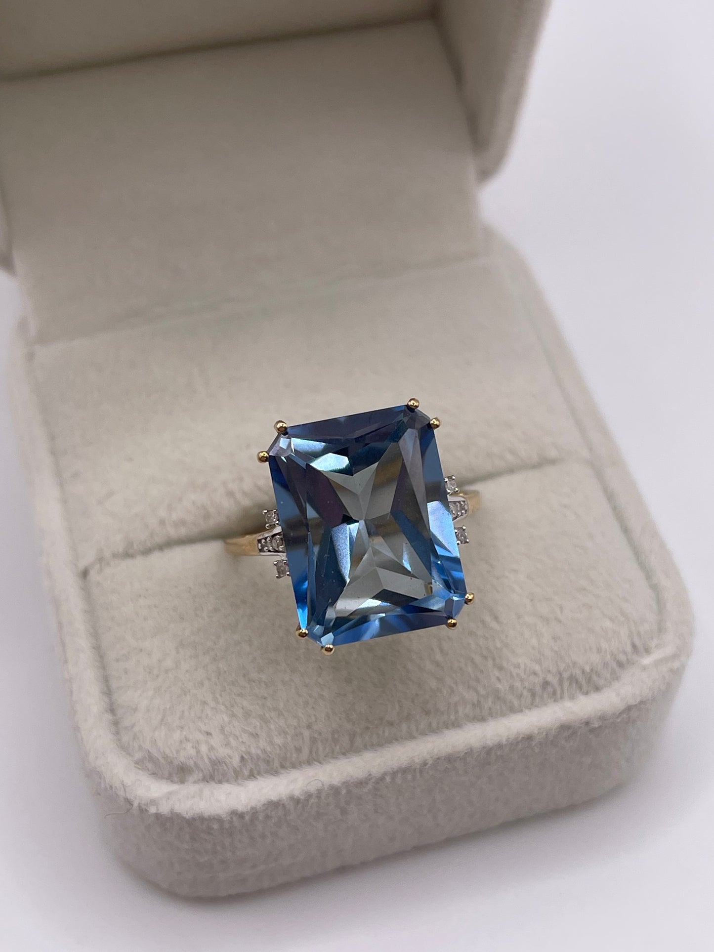 9ct gold topaz and diamond ring