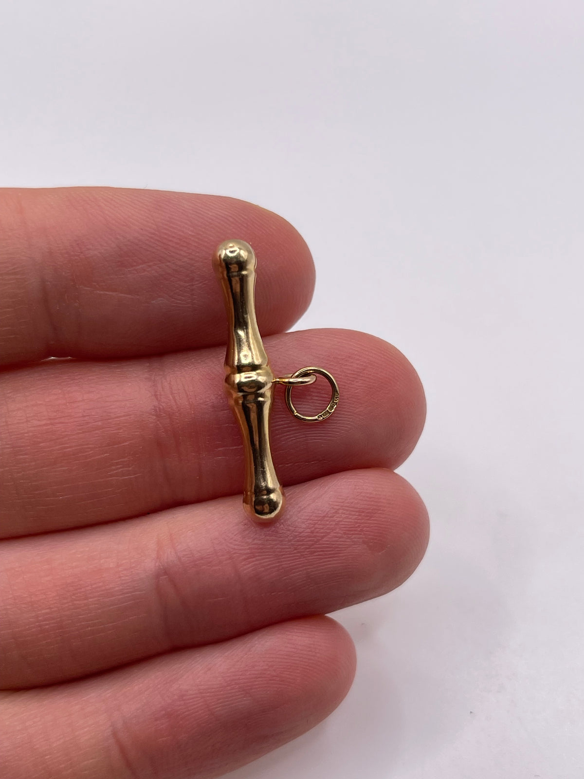 9ct gold t bar pendant