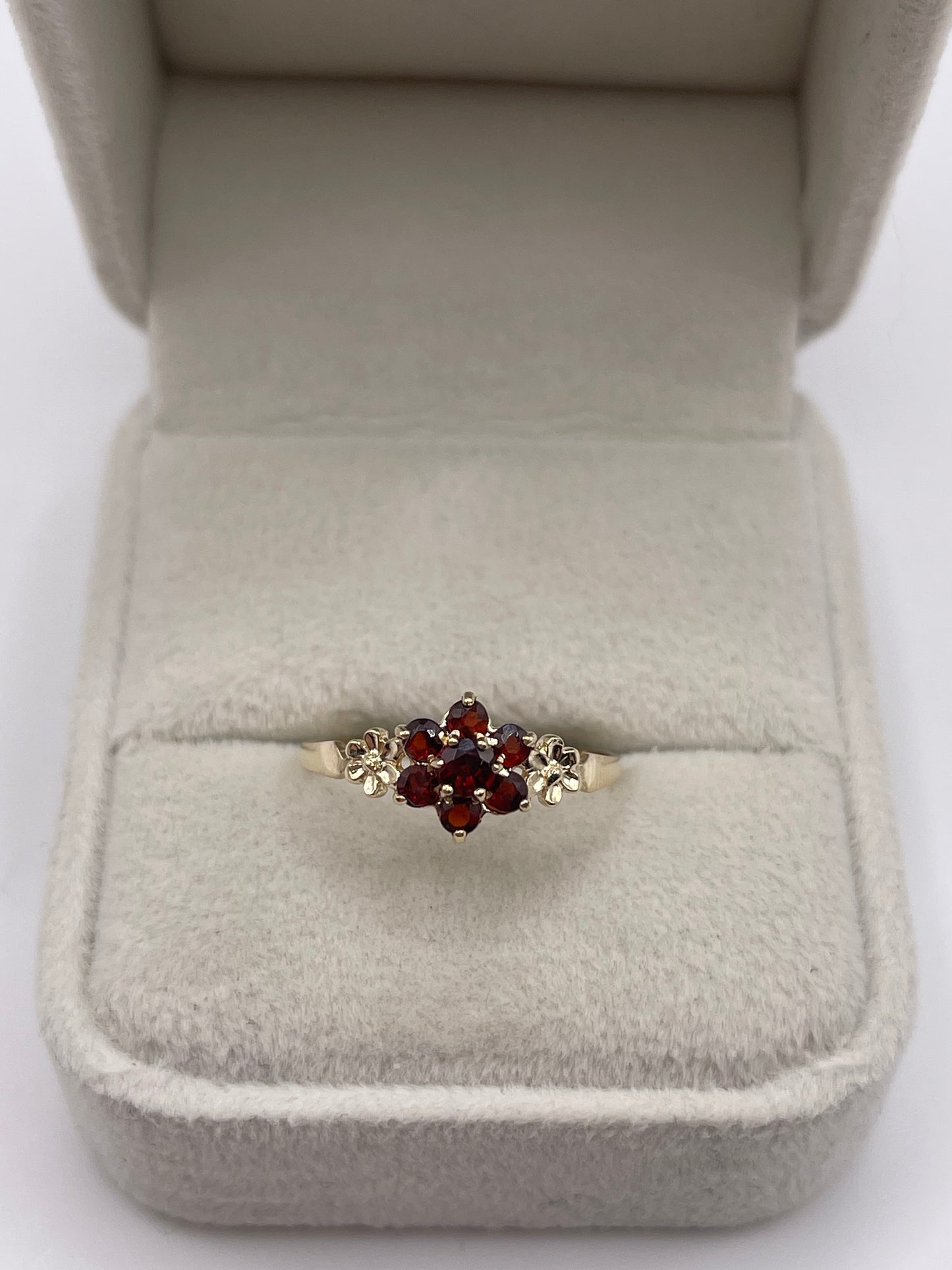 9ct gold garnet cluster ring