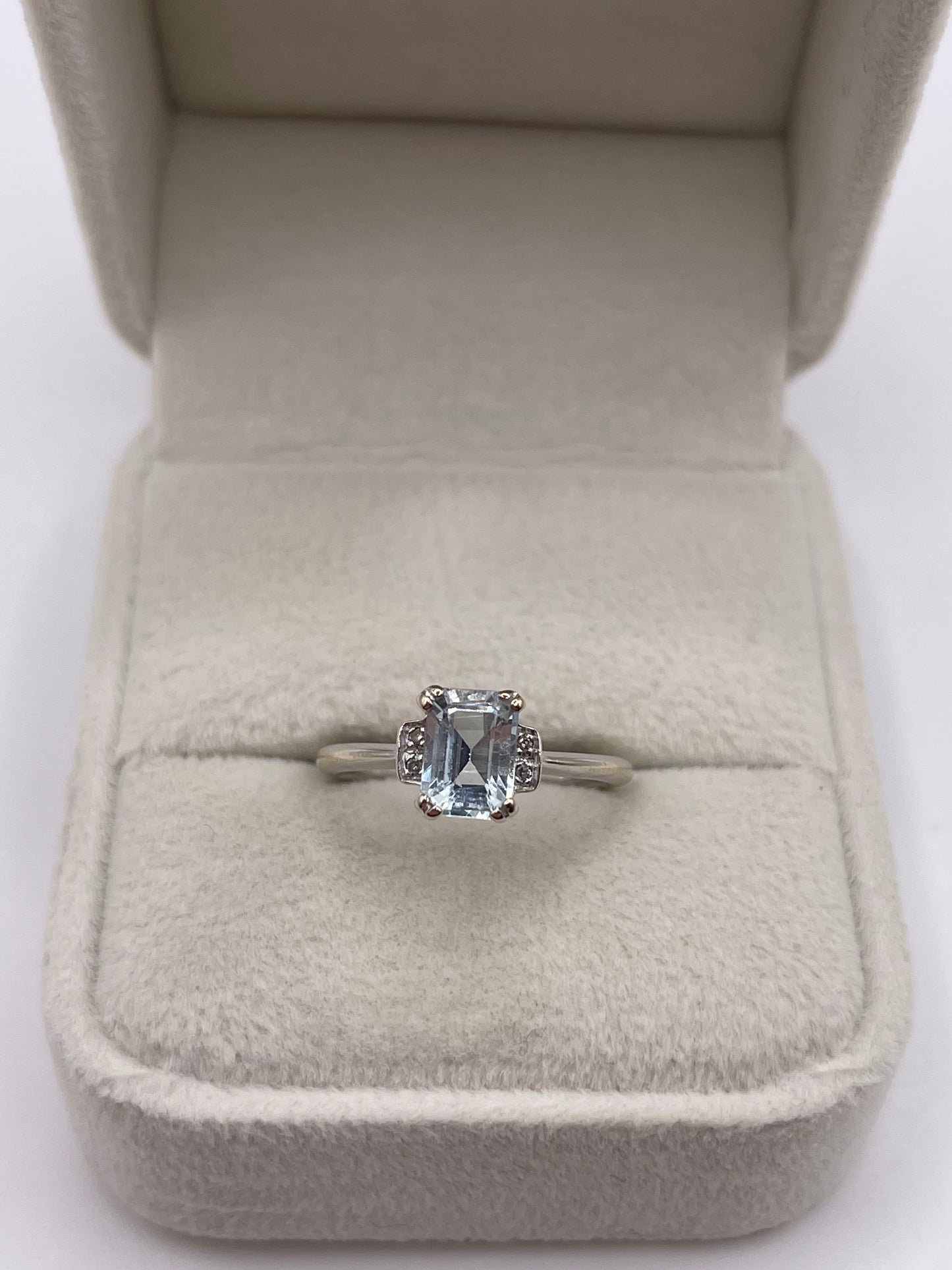9ct white gold aquamarine and diamond ring