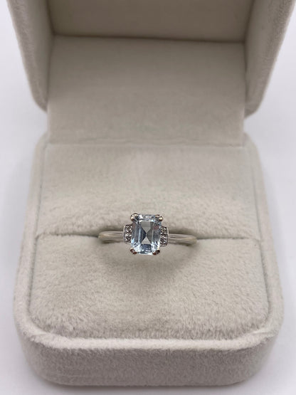 9ct white gold aquamarine and diamond ring