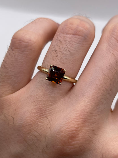 9ct gold red zircon ring
