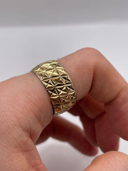 9ct gold patterned band