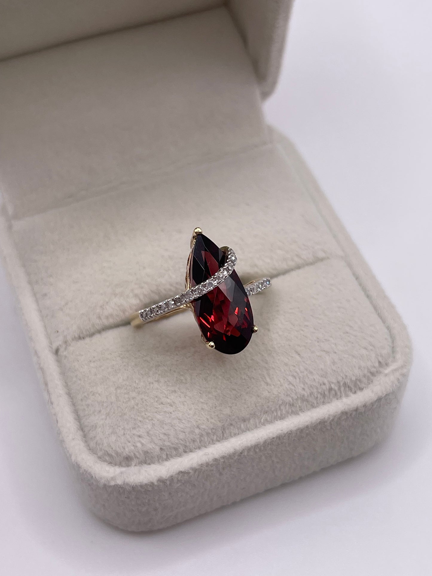 9ct gold garnet and diamond ring