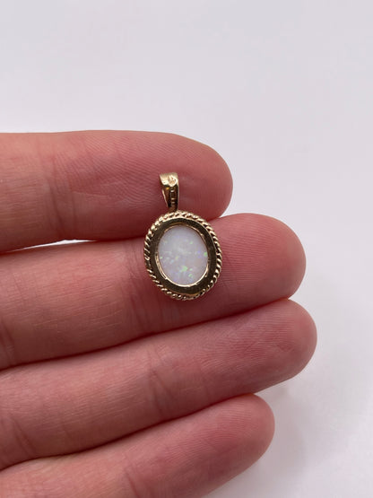 9ct gold opal pendant