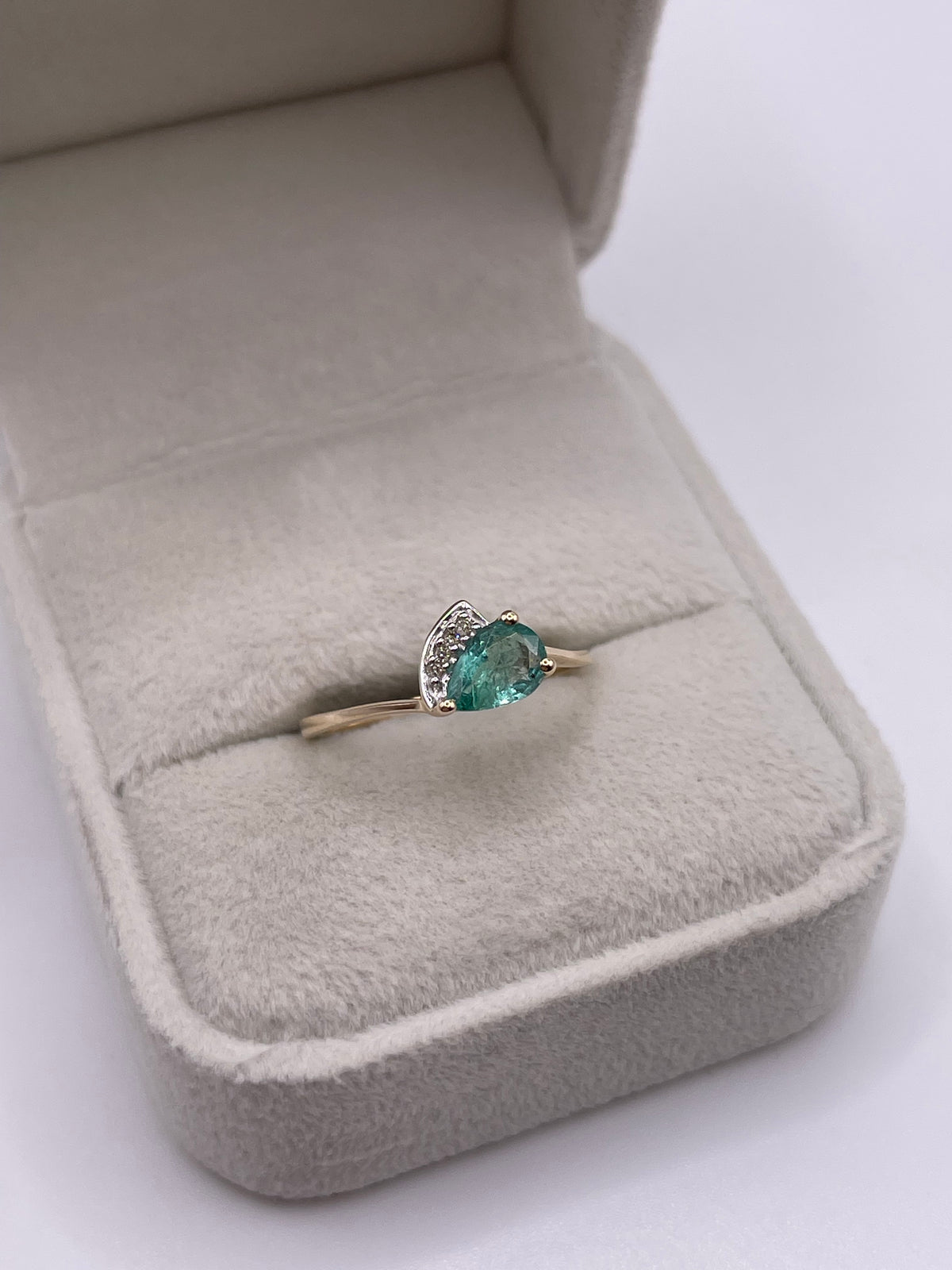 9ct gold emerald and diamond ring